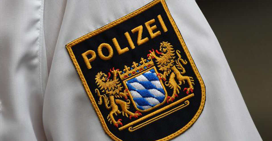 پلیس آلمان ۱۶ پناهجو را در یک خودروی حمل‌و‌نقل یافت