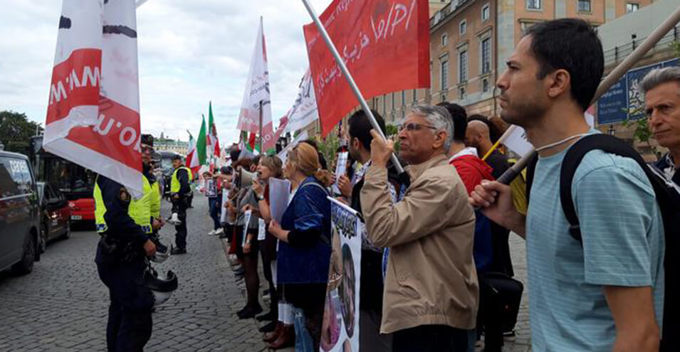 تظاهرات گروه‌های مخالف حکومت ایران علیه حضور ظریف در سوئد