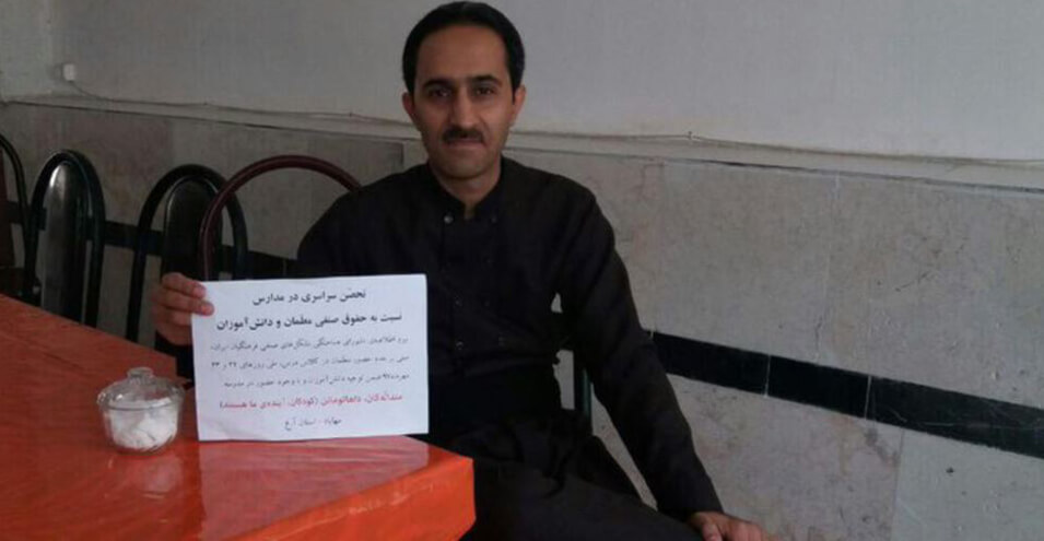 یک فعال مدافع حقوق معلمان در مهاباد به ۱۵ ماه زندان محکوم شد