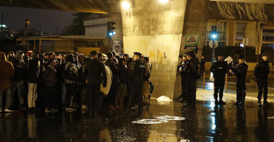 پلیس فرانسه تخلیه کمپ پناهجویان در حاشیه پاریس را آغاز کرد