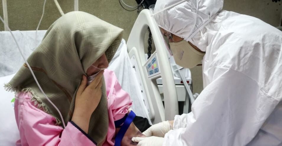 یک پزشک در ایران می‌گوید کادر درمانی برای گزارش غلط درباره آمار مرگ بر اثر کرونا تحت فشار است
