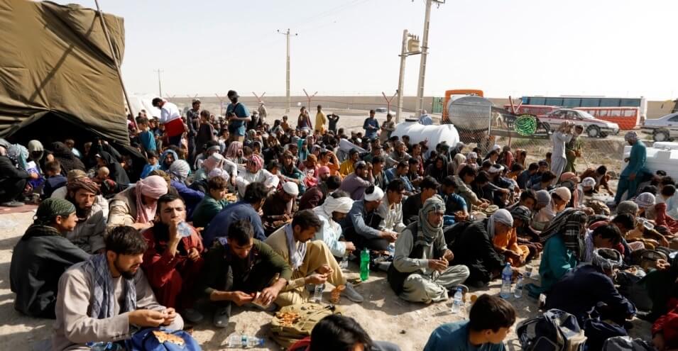 روزنامه شرق: ایران هزاران پناهجوی افغان را برگردانده است