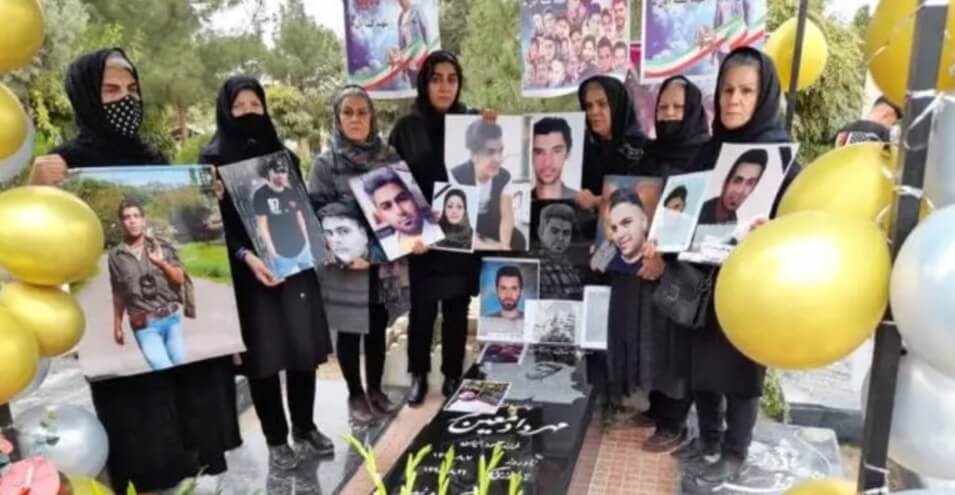 تجمع پدران و مادران دادخواه بر مزار مهرداد معین‌فر، یکی از کشته‌شدگان آبان ۹۸