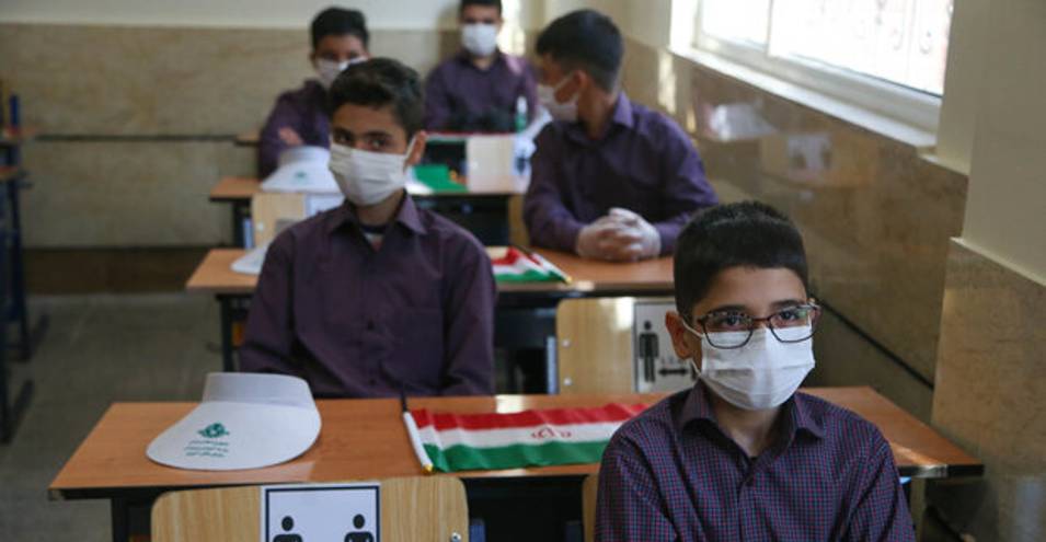تلاش کشورها برای فعالیت حضوری مدارس؛ مقامات ایران بر «خوداظهاری» دانش‌آموزان تاکید می‌کنند