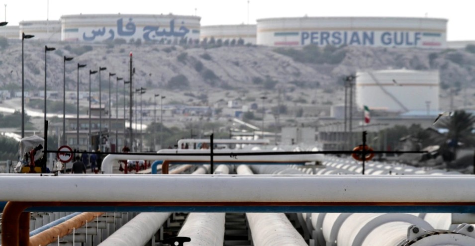 رویترز: افزایش بهای نفت به ایران کمک می‌کند برای بازگشت به برجام زمان بخرد