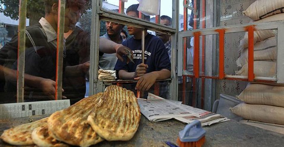 آشفته بازار نان در ایران؛ آغاز توزیع نان یارانه‌ای با کارت بانکی