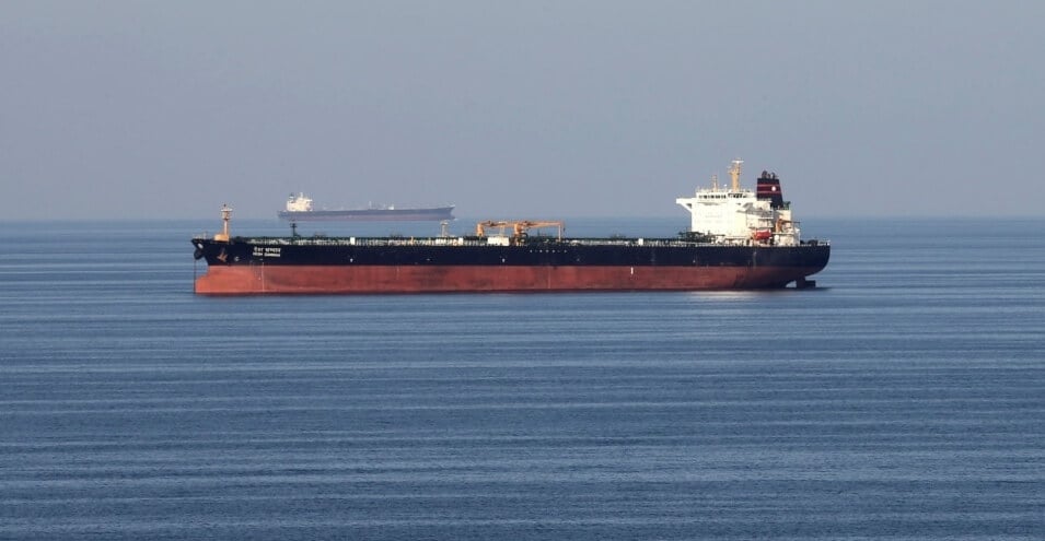 بلومبرگ: آمریکا احتمالا برای کنترل قیمت‌ها چشم بر نقض تحریم‌های نفتی ایران ببندد